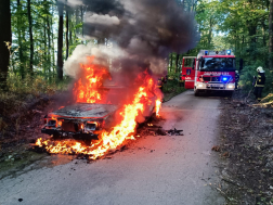 Hatalmas lángokkal égett az autó