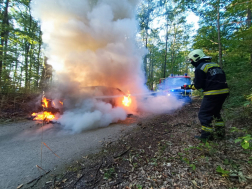 Hatalmas lángokkal égett az autó