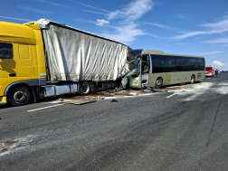 Busz rohant kamionba a 8-as főúton