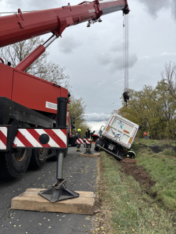 Két kamionhoz is tűzoltódaru kellett tegnap