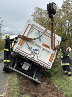 Két kamionhoz is tűzoltódaru kellett tegnap