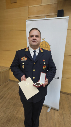 Rendvédelemért emlékérmet vett át a tűzoltó őrnagy