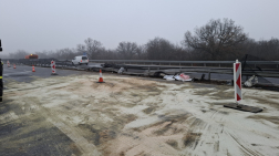 Szalagkorlátnak ütközött a kamion