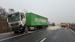 Szalagkorlátnak ütközött a kamion