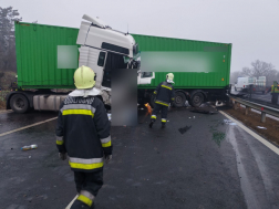 Szalagkorlátnak ütközött a kamion