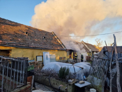 Melléképület égett Somlóvecsén