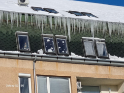 Veszélyes helyen lógó jégcsapokat távolítottak el