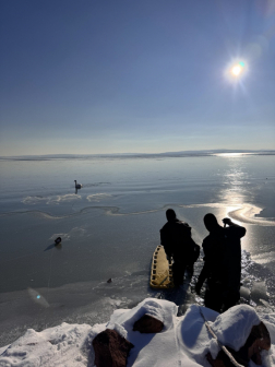 Veszélyes helyen lógó jégcsapokat távolítottak el