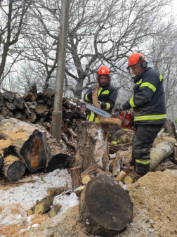 Négy helyszínen zajlik a tűzifa darabolása