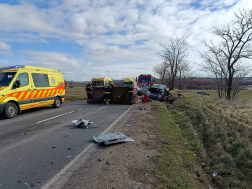 Feszítővágóval szabadították ki a sofőrt