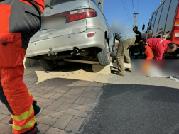 Személygépkocsija alá szorult