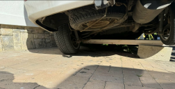 Személygépkocsija alá szorult