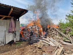 Farakás, növényi hulladék, újságpapír is égett tegnap