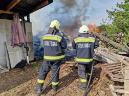 Farakás, növényi hulladék, újságpapír is égett tegnap