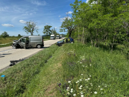 Feszítővágóval szabadították ki a sofőrt