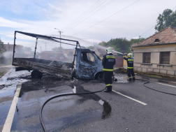 Kigyulladt egy kisteherautó tegnap