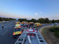 Kilencen sérültek meg egy balesetben tegnap