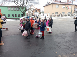 Gyerekek díszeitől szépült a veszprémi tűzoltóság fenyőfája