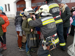 Gyerekek díszeitől szépült a veszprémi tűzoltóság fenyőfája