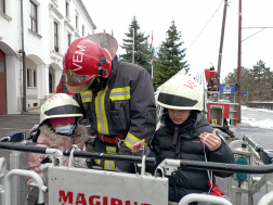 Gyerekek díszeitől szépült a veszprémi tűzoltóság fenyőfája