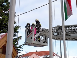 Gyerekek díszeitől szépült a veszprémi tűzoltóság fenyőfája